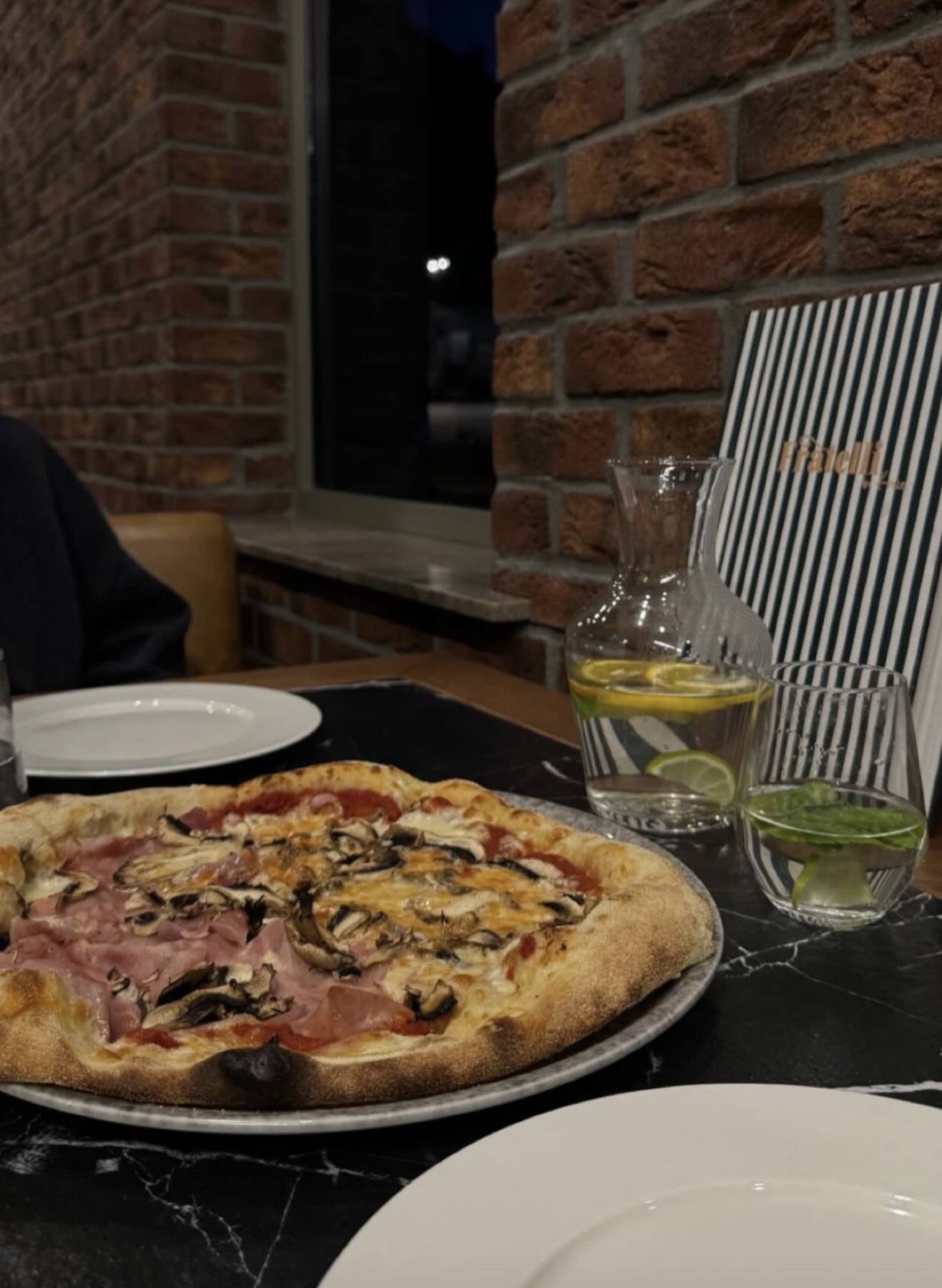 Pizza gourmet we Fratelli przy stole