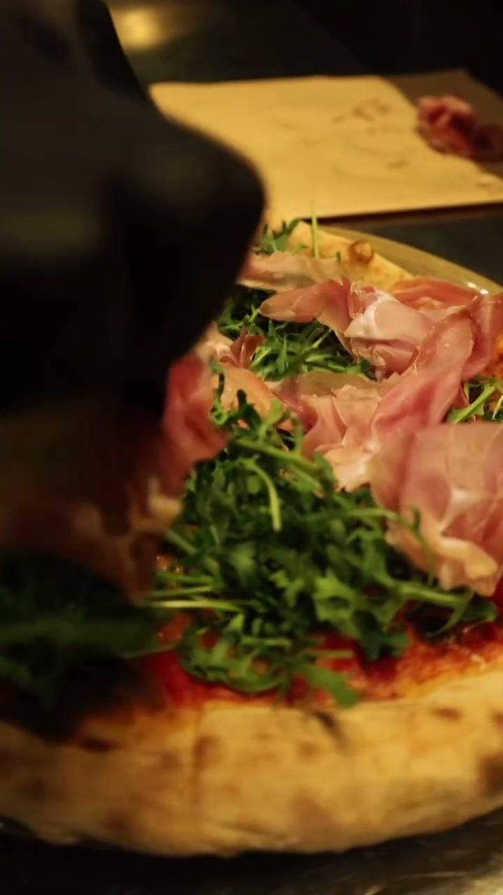Pizza gourmet we Fratelli podczas nakładania składników