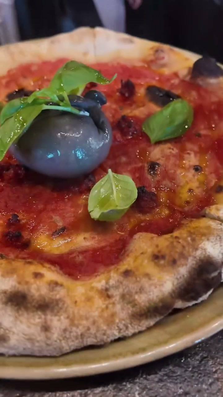 Gotowa pizza gourmet z bliska we Fratelli