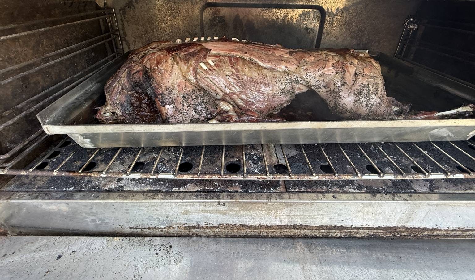 Dziczyzna pieczona w piecu na stalowej tacy