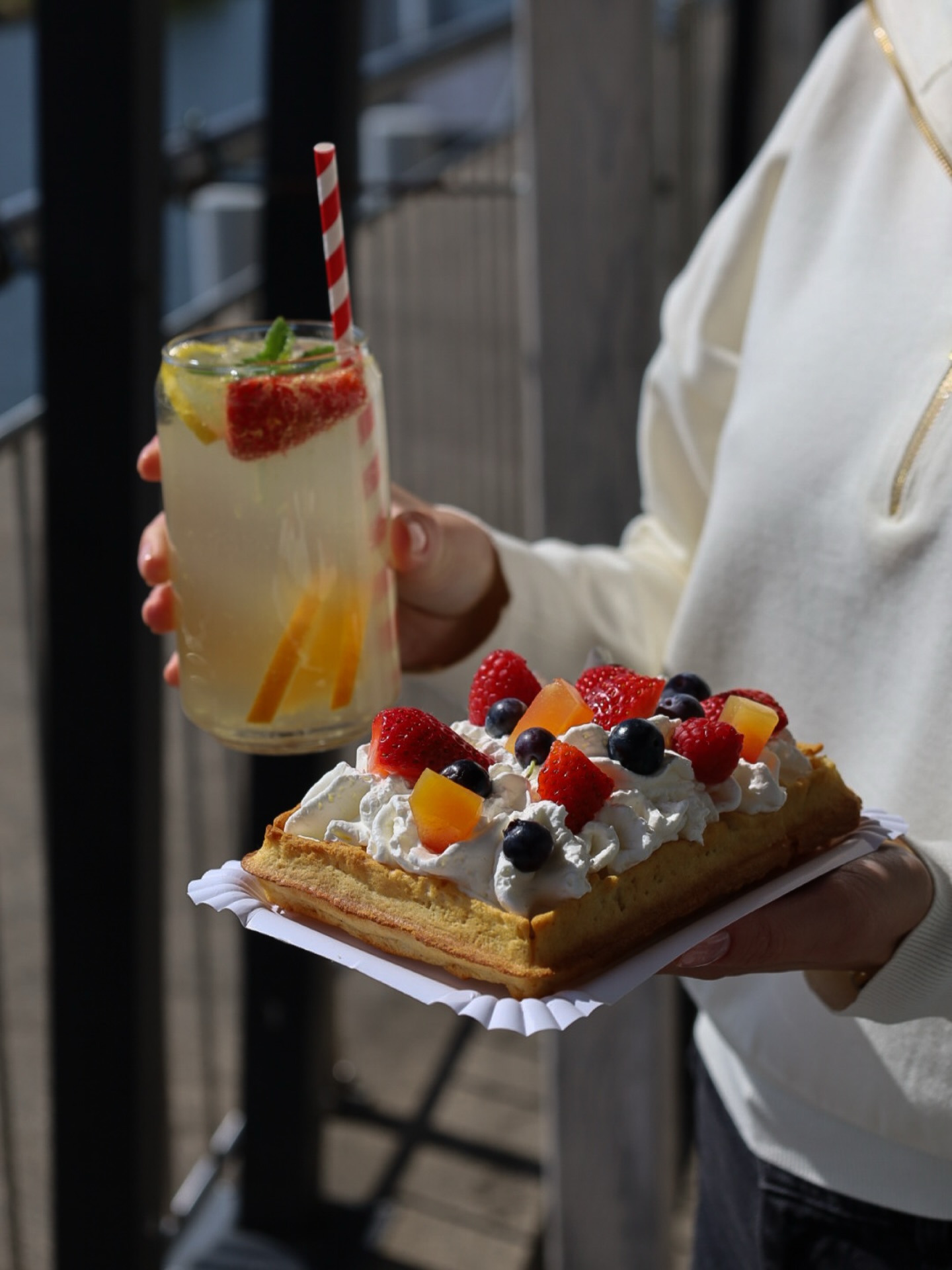 Cytrusowa lemoniada i chrupiący gofr